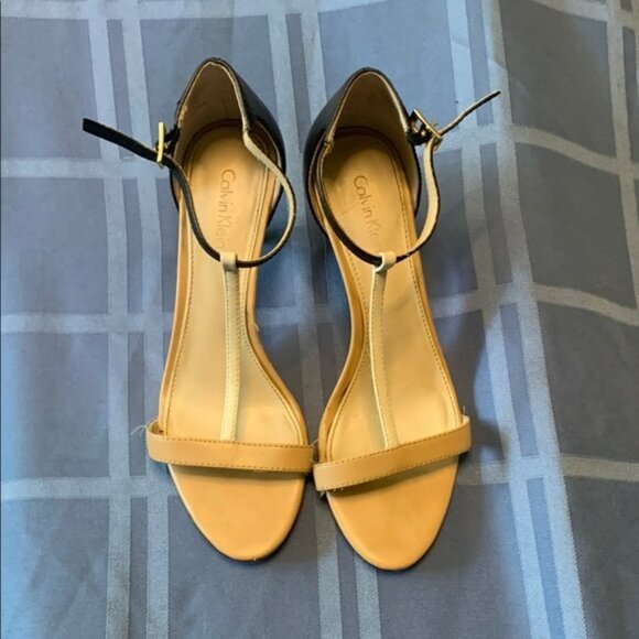 Beautiful Calvin Klein Tan and Black Heels Sophisticated Style comfortable - Picture 1 of 7